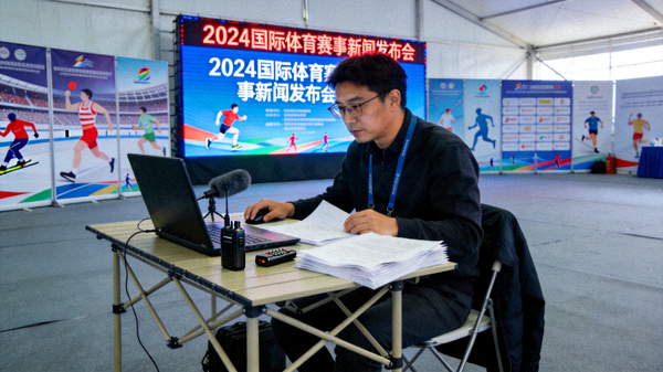 体育资讯编辑现场，记者在赛事新闻发布区域整理报道素材